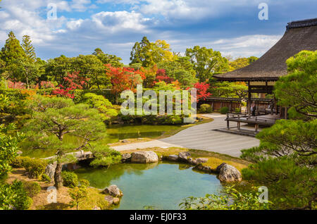 Giappone, Asia, Kyoto, paesaggio, Ninna-ji tempio, patrimonio mondiale, architettura, colorata, caduta, giardino, nessun popolo, stagno, touristi Foto Stock