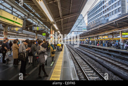 JR, Giappone, Asia, Shinjuku, Stazione di Tokyo, pendolari, comunicazione, lungo, persone, piattaforma, ferrovia, treno, trasporti, viaggi, wa Foto Stock