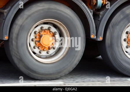 Ruote camion in velocità Foto Stock