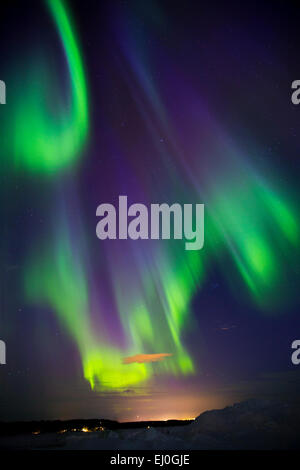 Jukkasjärvi, Svezia. Il 17 marzo 2015. Le luci del nord, Aurora Boreale raffigurata in Jukkasjärvi, Svezia settentrionale la notte scorsa come la più grande tempesta solare colpisce la terra nel corso degli ultimi due anni. Credito: Oliver Dixon/Alamy Live News Foto Stock