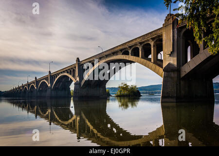 Il Veterans Memorial Bridge riflettente nel fiume Susquehanna, in Columbia, in Pennsylvania. Foto Stock