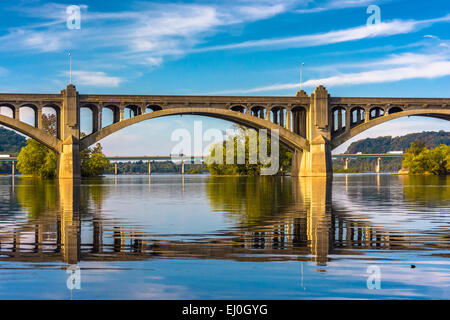 Il Veterans Memorial Bridge riflettente nel fiume Susquehanna, in Wrightsville, Pennsylvania. Foto Stock