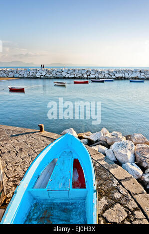 Vista del golfo di Napoli dal lungomare con mare mediterraneo Foto Stock