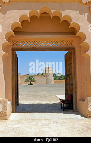 Asia Emirati Arabi Uniti, Emirati Arabi, Abu Dhabi Al Ain, Al Ain Street, Al Jahili, fort, entrata principale, fort, vecchio, turismo e tradizione Foto Stock