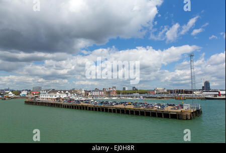 Southampton Docks con auto e merci su un pontile sulla calma giornata estiva con bel tempo cielo blu e nuvole bianche Foto Stock