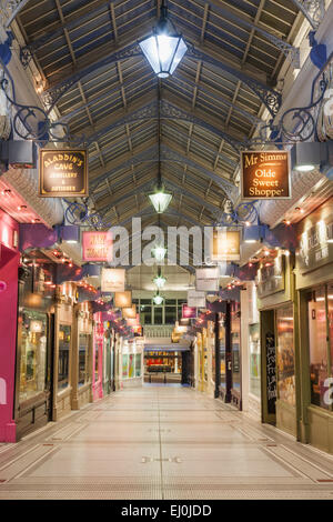 Inghilterra, nello Yorkshire, Leeds, Queens Arcade Foto Stock