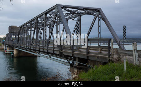 Ponte in acciaio su ingresso Wagonga a Narooma, Nuovo Galles del Sud, Australia Foto Stock