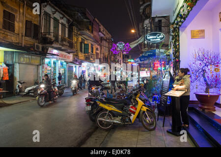 Scena di strada nel quartiere vecchio di Hanoi di notte. Foto Stock