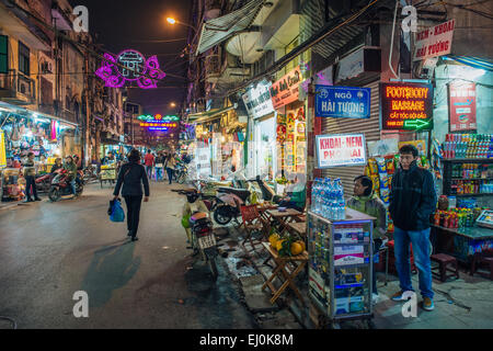 Scena di strada nel quartiere vecchio di Hanoi di notte. Foto Stock