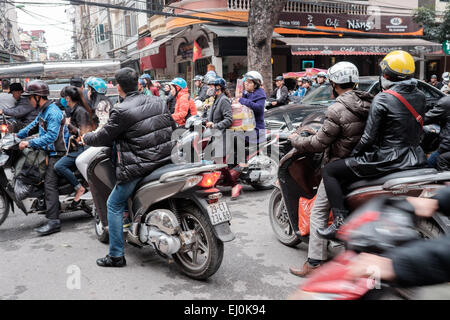 Il traffico intenso nel quartiere vecchio di Hanoi. Ci sono circa quattro milioni di moto per le strade di Hanoi. Foto Stock