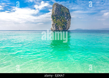 Isola tropicale situato nella provincia di Krabi, Thailandia. Foto Stock