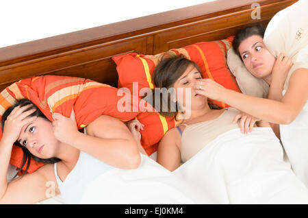 Una donna snorer disturbare la sua coinquilini Foto Stock