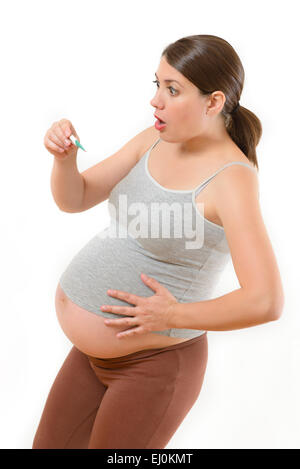 Giovane donna controllando la sua temperatura Foto Stock