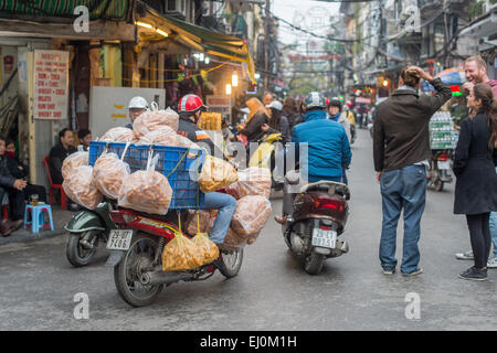 Il traffico intenso nel quartiere vecchio di Hanoi. Ci sono circa quattro milioni di moto per le strade di Hanoi. Foto Stock