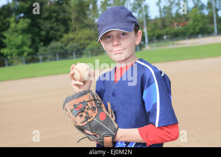 Un bambino baseball pitchen sul campo Foto Stock