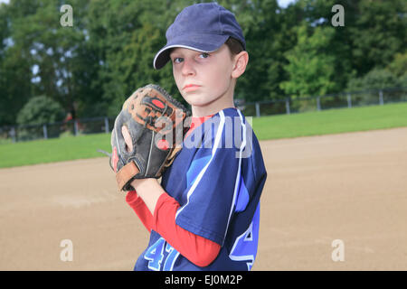 Un bambino baseball pitchen sul campo Foto Stock