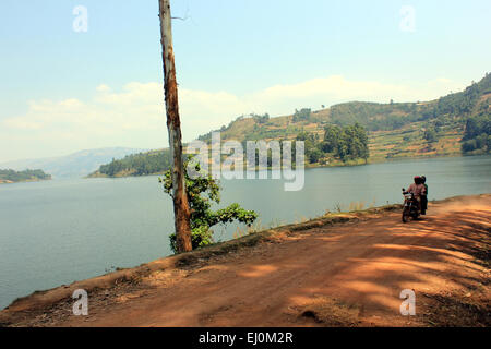 La strada costeggia il lago Bunyonyi e, Africa più profondi di acqua fresca corpo Foto Stock