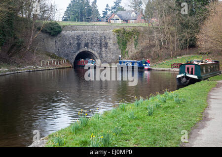 Una barca stretta emerge dalla Chirk tunnel sulla Llangollen Canal, vicino il Chirk acquedotto, Chirk, Wrexham, Galles Foto Stock