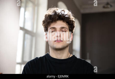 Ritratto di un giovane uomo bello con gli occhi chiusi Foto Stock