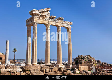 Duemila anni vecchio tempio romano di Apollo di lato sulla costa mediterranea della Turchia. Foto Stock