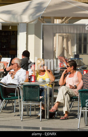 Le persone in un momento di relax a un esterno Cafe Torrevieja Spagna Foto Stock