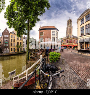 Paesi Bassi, Olanda, Europa, Utrecht, città, acqua, estate, persone outdoor cafe, la chiesa, il campanile a torre De Dom Foto Stock