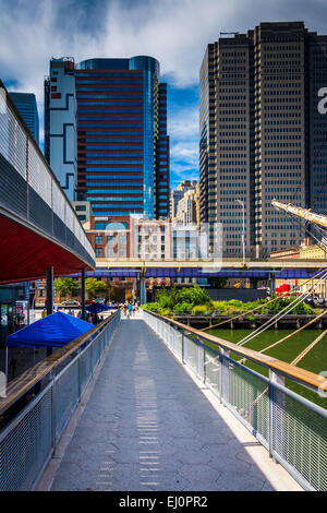 Vista di edifici nel quartiere finanziario da Pier 15, al South Street Seaport a Manhattan, New York. Foto Stock