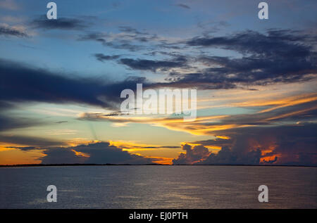 Tramonto Tramonto, fiume del Amazon, Amazonas, Brasile, Sud America, distesa, acqua, giallo, rosso, arancio, blu, venato, grigio, nubi Foto Stock