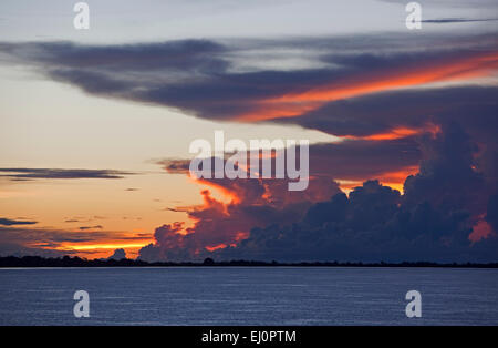 Tramonto Tramonto, fiume del Amazon, Amazonas, Brasile, Sud America, distesa, acqua, giallo, rosso, arancio, blu, venato, grigio, nubi Foto Stock