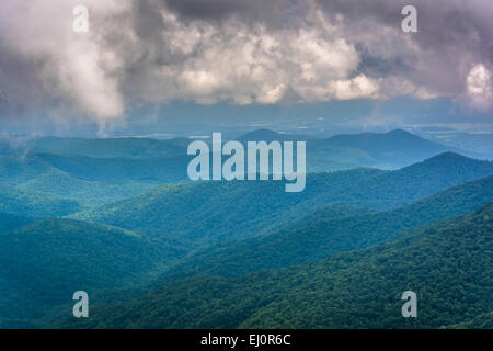 Vista delle montagne distanti da Blue Ridge Parkway nella Carolina del Nord. Foto Stock