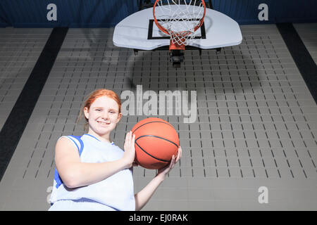 Ragazzo giocatore di basket gioca il suo sport preferito Foto Stock