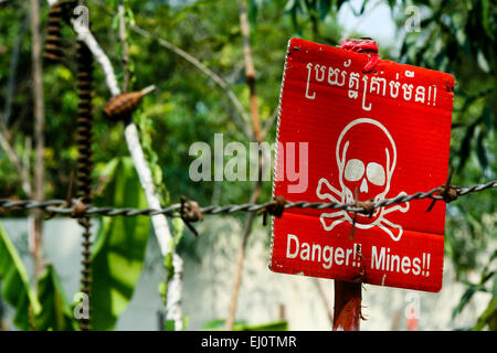 SIEM REAP CAMBOGIA, segnaletica di pericolo attenzione delle miniere a mine Cambogiano Museo Impianto di sfiato. Foto Stock