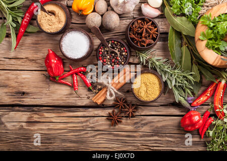 Vari tipi di spezie sul tavolo di legno, girato da vista aerea Foto Stock