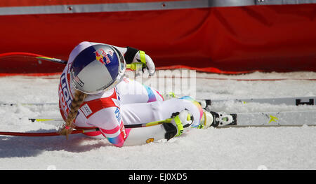 Méribel, Francia. Xix marzo, 2015. Lindsey Vonn reagisce nella finish area della FIS Coppa del Mondo di Sci Alpino femminile Super-G gara su Marzo 19, 2015 a Méribel, Francia. (Foto di Mitchell Gunn/ESPA/Alamy Live News) Foto Stock