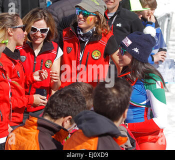 Méribel, Francia. Xix Mar, 2015. Federica Brignone con i suoi fan alla FIS Coppa del Mondo di Sci Alpino femminile Super-G gara su Marzo 19, 2015 a Méribel, Francia. Credito: Mitchell Gunn/ESPA/Alamy Live News Foto Stock