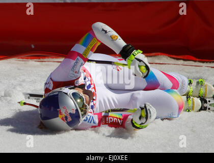 Méribel, Francia. Xix Mar, 2015. Lindsey Vonn reagisce nella finish area della FIS Coppa del Mondo di Sci Alpino femminile Super-G gara su Marzo 19, 2015 a Méribel, Francia. Credito: Mitchell Gunn/ESPA/Alamy Live News Foto Stock