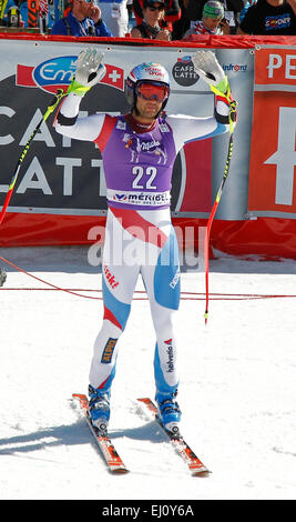 Méribel, Francia. Xix Mar, 2015. Didier Defago reagisce nella finish area della FIS Coppa del Mondo di sci alpino maschile di Super-G gara su Marzo 19, 2015 a Méribel, Francia. Credito: Mitchell Gunn/ESPA/Alamy Live News Foto Stock