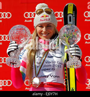 Méribel, Francia - 19 Marzo: Lindsey Vonn con la generale trofei per le piste di discesa e Super-G alla FIS Coppa del Mondo di Sci Alpino femminile Super-G gara su Marzo 19, 2015 a Méribel, Francia. (Foto di Mitchell Gunn/ESPA) Foto Stock