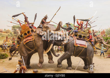 Thailandia, Bangkok, il Museo Nazionale e il modello del XVI secolo guerra Burmese-Siamese mostra elefanti in battaglia Foto Stock