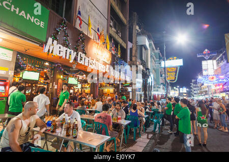 Thailandia, Bangkok, Khaosan Road, traffico, ristoranti tipici Foto Stock