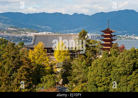 Giappone cinque piani pagoda, santuario di Itsukushima, l'isola di Miyajima, Patrimonio Mondiale dell UNESCO Foto Stock