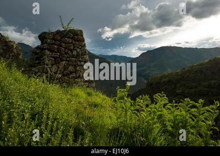 Vista dalla cittadella Inca di Pisac rovine, Pisac, Valle Sacra, Perù Foto Stock