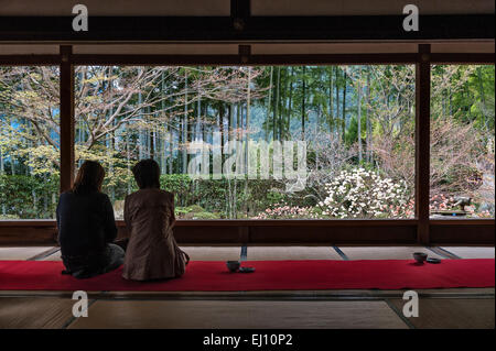 Hosen-nel tempio, Ohara, nei pressi di Kyoto, Giappone. Il perfettamente inquadrate giardino vista dalla sala principale, in primavera Foto Stock
