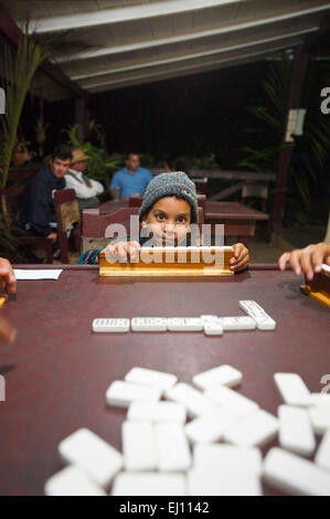 Caraibi, Repubblica di Cuba, Jan 2015 vista verticale di un giovane ragazzo in un gioco di domino che viene riprodotto in Cuba. Foto Stock