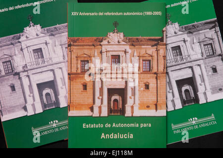 La copertina del libro dello statuto di autonomia per l'Andalusia, regione dell'Andalusia, Spagna, Europa Foto Stock