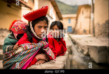 Ritratto di Lurdes in abito tradizionale, Ollantaytambo, Valle Sacra, Perù Foto Stock