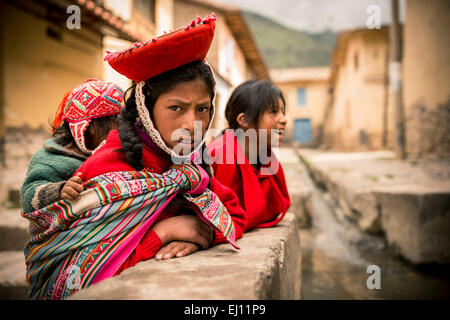 Ritratto di Lurdes in abito tradizionale, Ollantaytambo, Valle Sacra, Perù Foto Stock