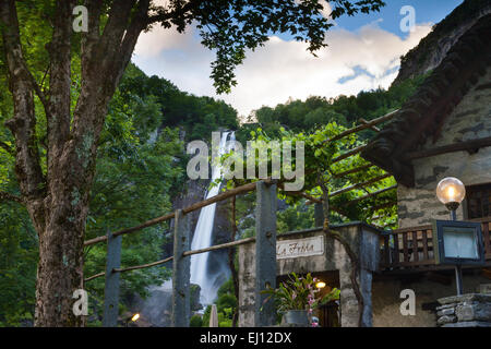 Foroglio, Svizzera, Europa, del cantone Ticino, Val Bavona, cascata, villaggio, ristorante Foto Stock