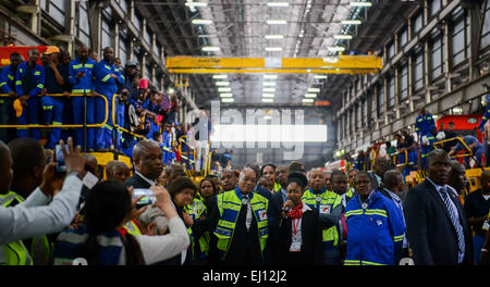 Pretoria, Sud Africa. Xix Mar, 2015. Il presidente del Sudafrica Jacob Zuma (C) visite il Transnet Engineering Koedoespoort Impianto a Pretoria, Sud Africa, il 19 marzo 2015. Novantacinque cinese-realizzato locomotive elettriche sono state consegnate al Sud Africa il giovedì in corrispondenza di una grande cerimonia a cui hanno partecipato il Presidente del Sudafrica Jacob Zuma. Sud Africa l'utilità di trasporto Transnet consegnati i locomotori in collaborazione con i cinesi Zhuzhou locomotive elettriche Company sotto la China Southern di locomotive e di materiale rotabile di un gruppo industriale. Credito: Xinhua/Alamy Live News Foto Stock