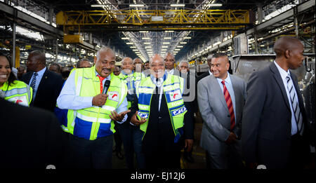 Pretoria, Sud Africa. Xix Mar, 2015. Il presidente del Sudafrica Jacob Zuma (C) visite il Transnet Engineering Koedoespoort Impianto a Pretoria, Sud Africa, il 19 marzo 2015. Novantacinque cinese-realizzato locomotive elettriche sono state consegnate al Sud Africa il giovedì in corrispondenza di una grande cerimonia a cui hanno partecipato il Presidente del Sudafrica Jacob Zuma. Sud Africa l'utilità di trasporto Transnet consegnati i locomotori in collaborazione con i cinesi Zhuzhou locomotive elettriche Company sotto la China Southern di locomotive e di materiale rotabile di un gruppo industriale. Credito: Xinhua/Alamy Live News Foto Stock